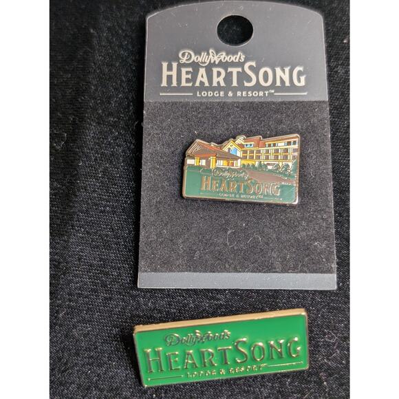 Lot of Four Vacation Places Pins - Picture 2 of 5